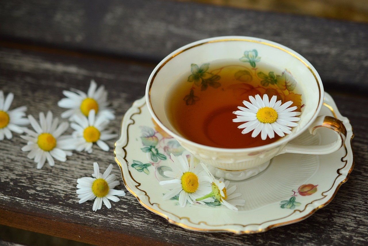 does-chamomile-tea-have-caffeine-or-not